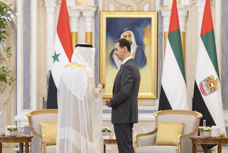 נשיא סוריה בשאר אסד בביקור ב איחוד האמירויות נפגש עם ה נשיא מוחמד בן זייד