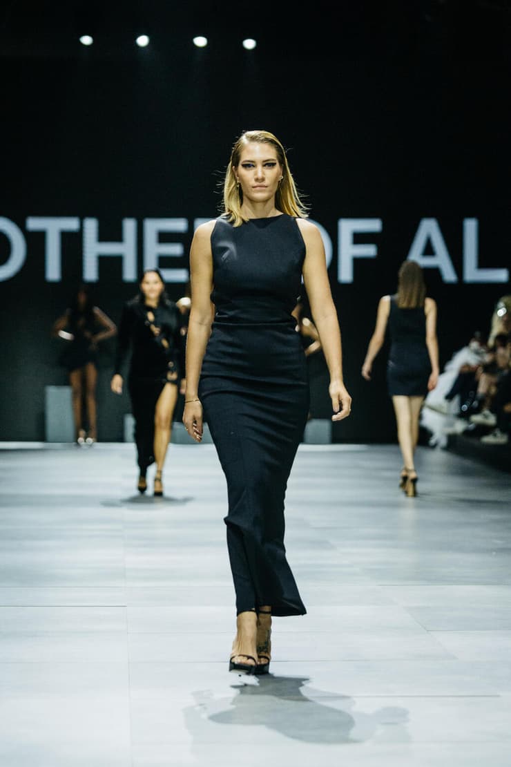 ג'ני צ'רוואני בתצוגה של Mother Of All בשבוע האופנה תל אביב, 2023