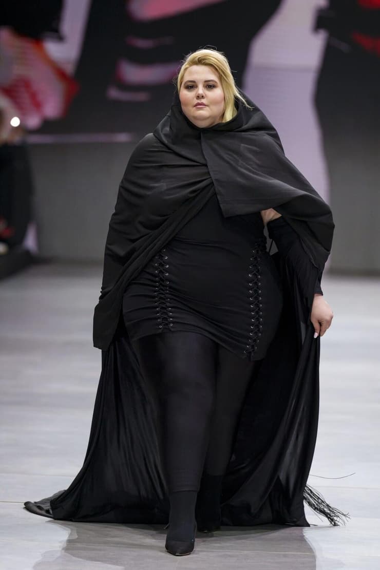 שמחה גואטה בתצוגה של Rewear by Azrieli X E-Fashionista בשבוע האופנה קורנית תל אביב 2023
