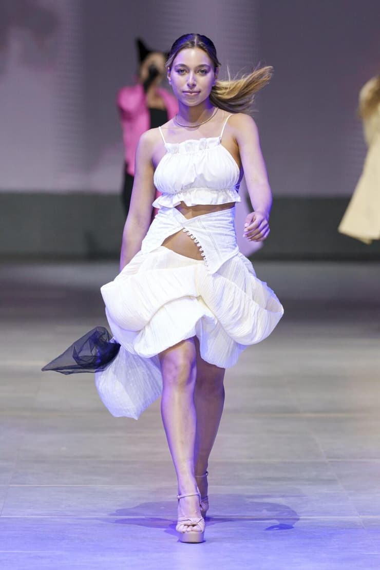 עינב כהן בתצוגה של Rewear by Azrieli X E-Fashionista בשבוע האופנה קורנית תל אביב 2023