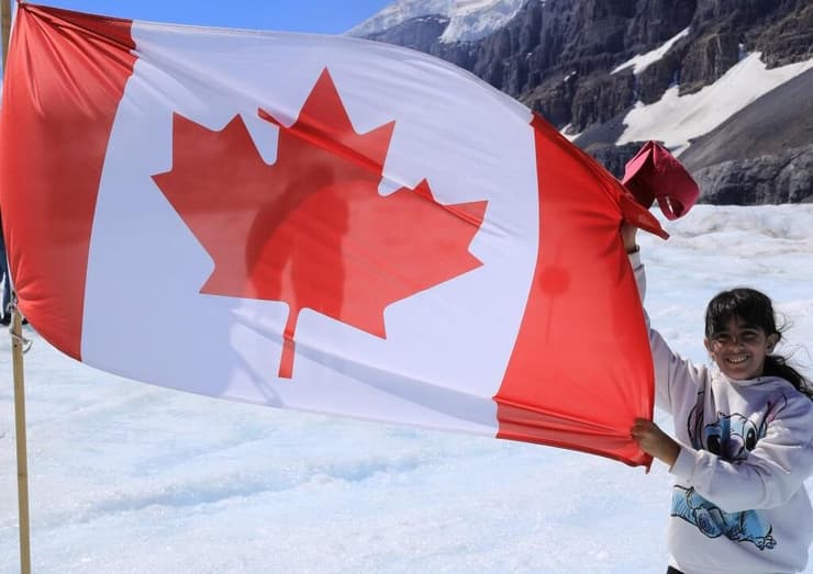 דגל קנדה מונף בראש הקרחון