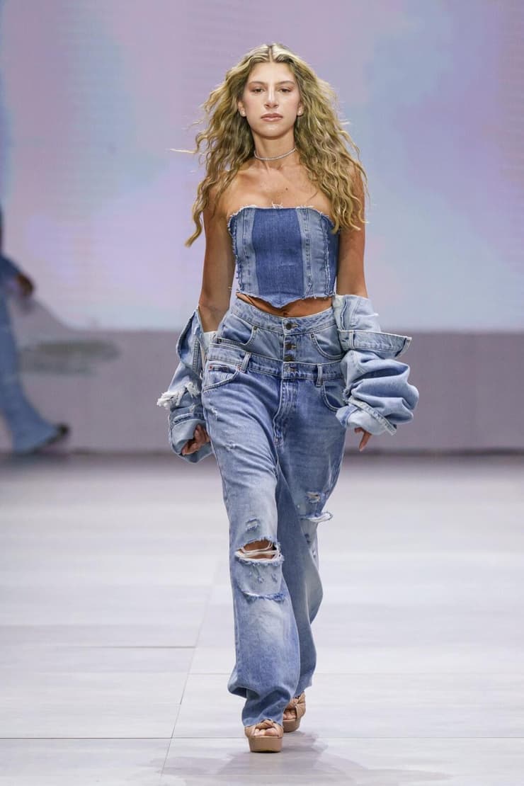 רומי פרנקל בתצוגה של Rewear by Azrieli X E-Fashionista בשבוע האופנה קורנית תל אביב 2023