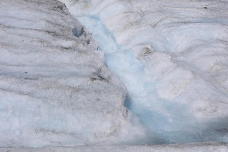 מפלי מים זורמים על הקרחון, בימות הקיץ