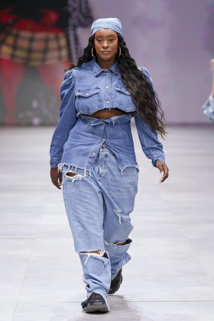 תקווה גדעון בתצוגה של Rewear by Azrieli X E-Fashionista בשבוע האופנה קורנית תל אביב 2023