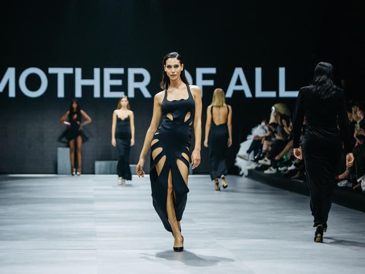 תאלין אבו חנא בתצוגה של Mother Of All בשבוע האופנה תל אביב, 2023