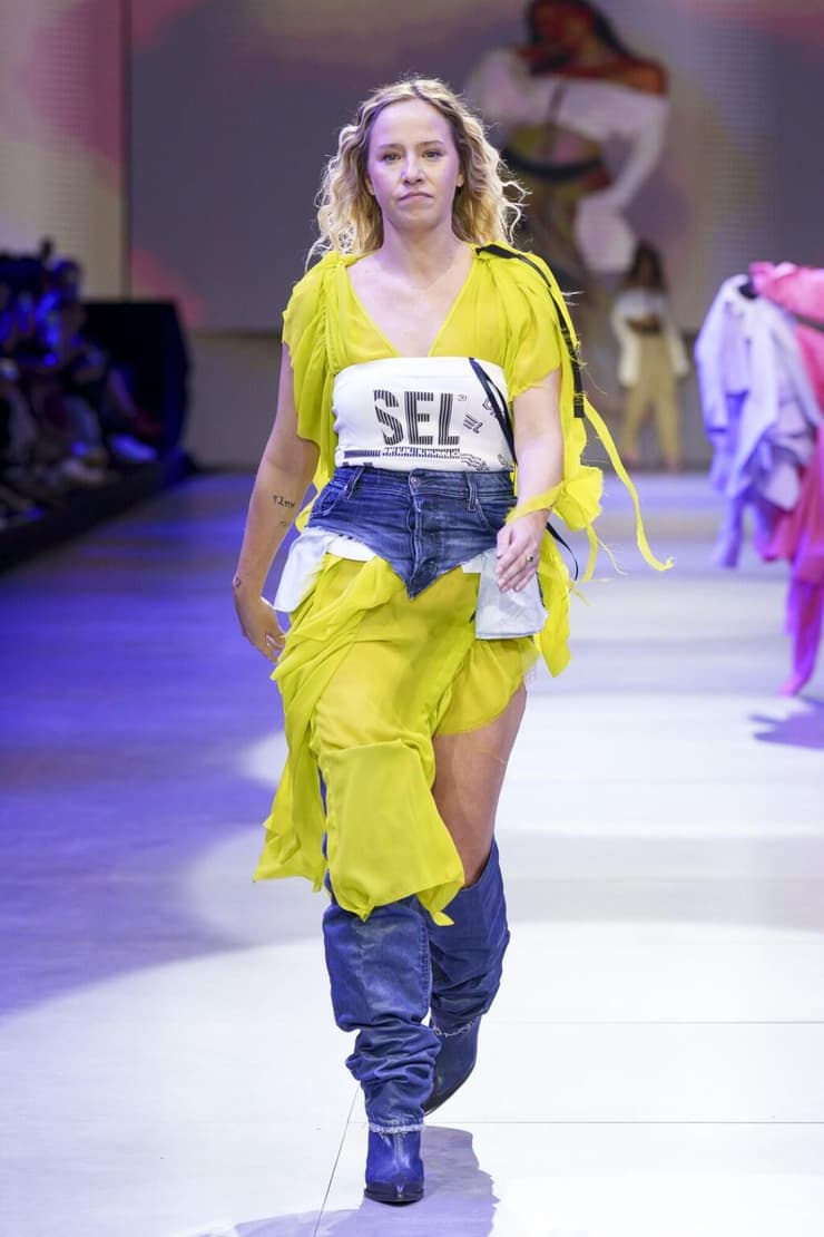 נסטיה ליסנסקי בתצוגה של Rewear by Azrieli X E-Fashionista בשבוע האופנה קורנית תל אביב 2023