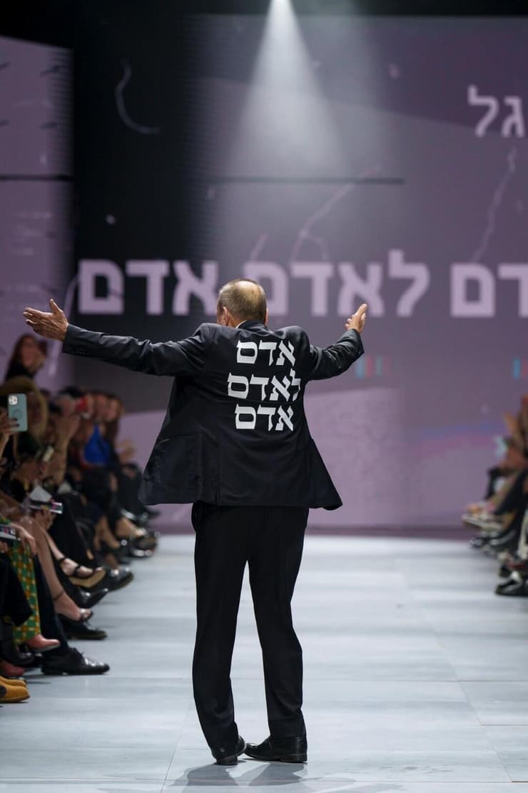 רון חולדאי בחליפה של אופנת סגל על המסלול בערב הפתיחה של שבוע האופנה קורנית תל אביב 2023