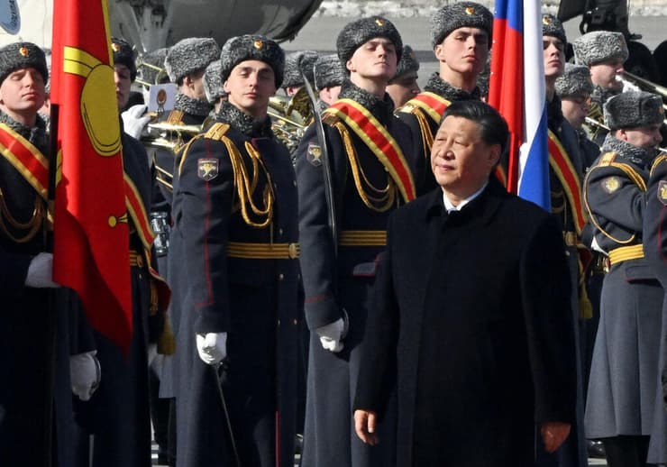 נשיא סין שי ג'ינפינג אחרי שנחת ב מוסקבה לפסגה עם נשיא רוסיה פוטין