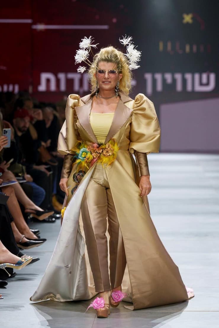 שרון אדם בדגם של שלומי דדון על המסלול בערב הפתיחה של שבוע האופנה קורנית תל אביב 2023