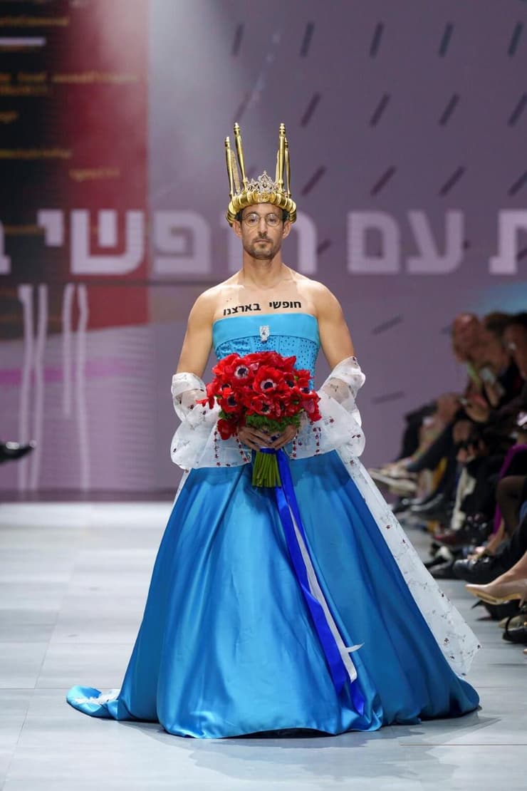 עברי לידר בשמלה של אביעד אריק הרמן על המסלול בערב הפתיחה של שבוע האופנה קורנית תל אביב 2023