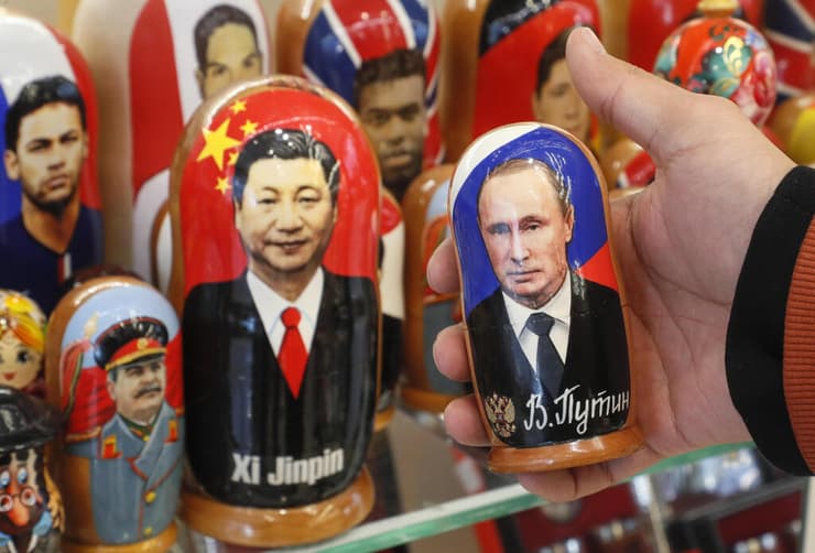 בובה בובות בבושקה בחנות ב מוסקבה של פוטין ונשיא סין שי ג'ינפינג לקראת ביקורו של שי ב רוסיה