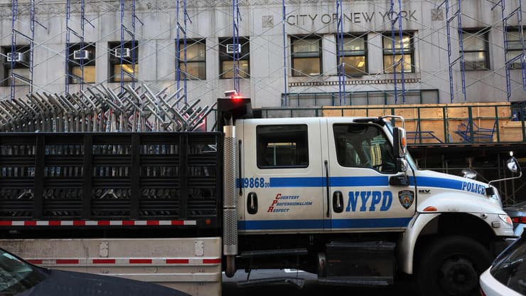 ארה"ב ניו יורק מציבים גדרות ליד בית המשפט הפלילי ב מנהטן לקראת אפשרות מעצר של דונלד טראמפ כתב אישום פרשת סטורמי דניאלס