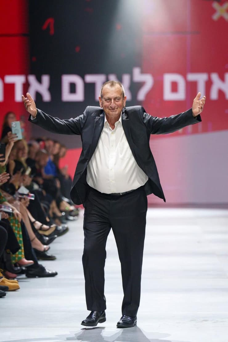 רון חולדאי בחליפה של אופנת סגל על המסלול בערב הפתיחה של שבוע האופנה קורנית תל אביב 2023