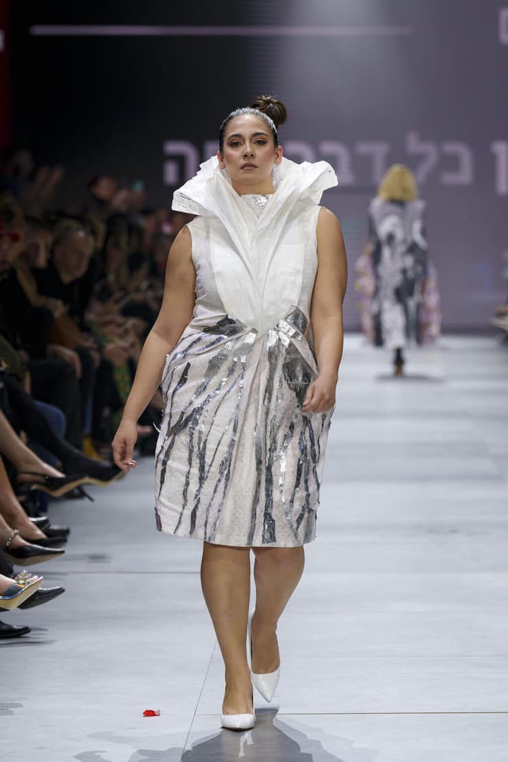 יארה אזרייק בדגם של נעים קאסם על המסלול בערב הפתיחה של שבוע האופנה קורנית תל אביב 2023