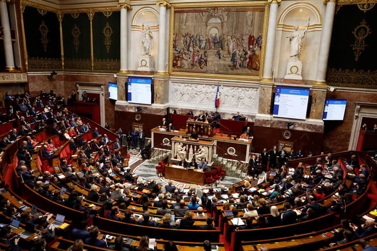 צרפת הצבעות אי אמון פרלמנט רפורמת פנסיה