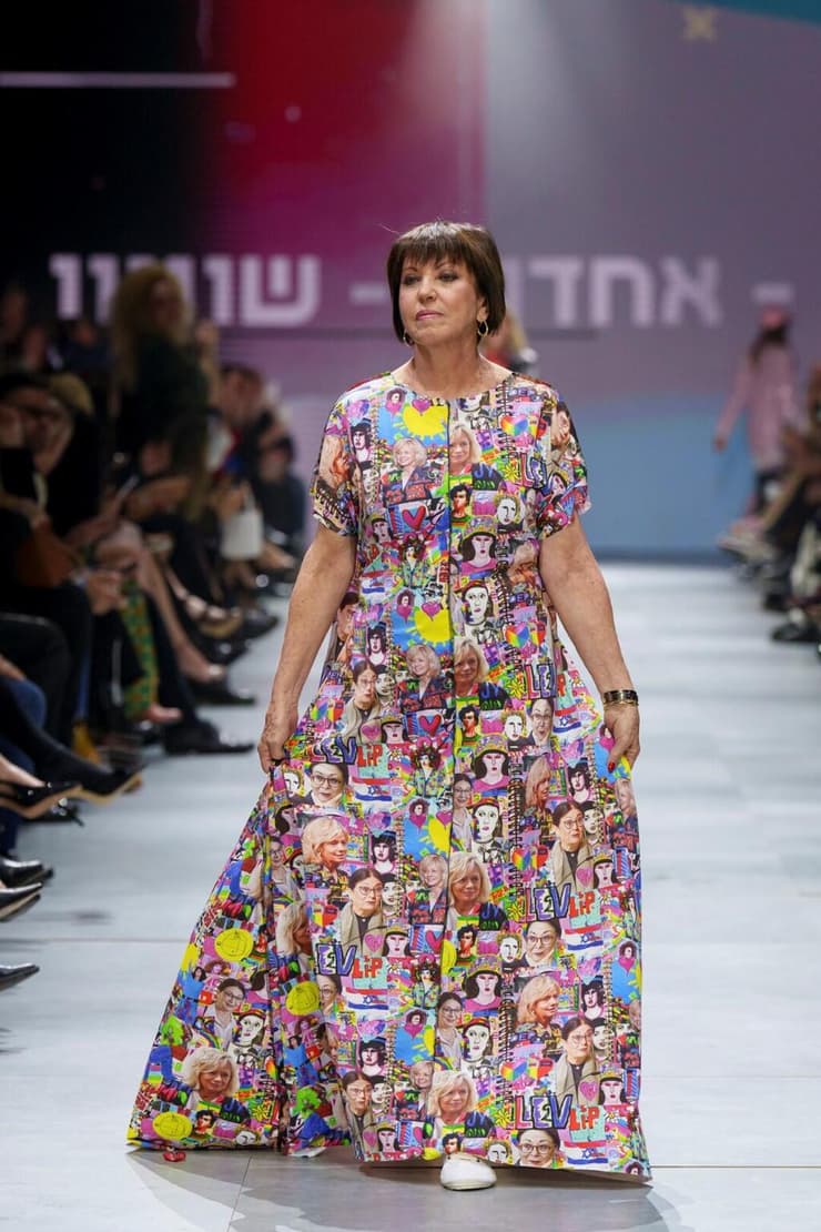 זהבה גלאון בעיצוב של דוד וקסלר על המסלול בערב הפתיחה של שבוע האופנה קורנית תל אביב 2023