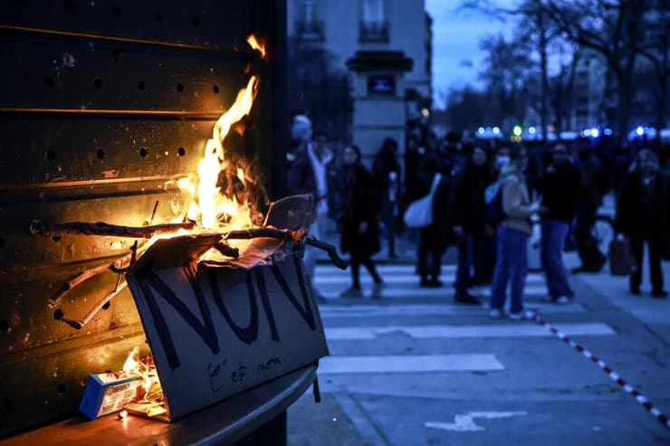 צרפת מהומות עימותים ב פריז אחרי נפילת הצבעת אי אמון ב ממשלה רפורמה פנסיה
