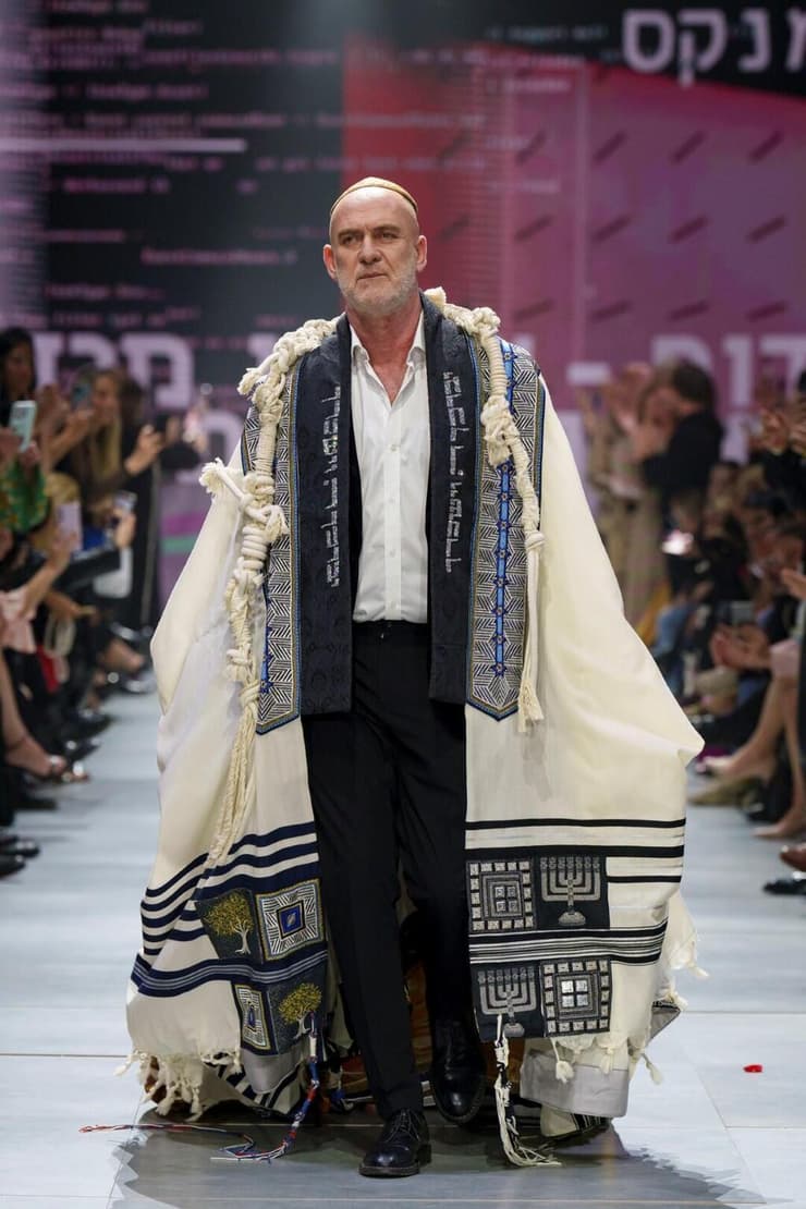 מוטי רייף בעיצוב של חנה מנקס בערב הפתיחה של שבוע האופנה קורנית תל אביב 2023
