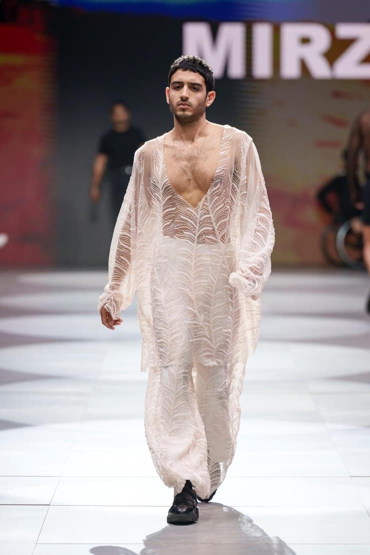 תמיר גרינברג מדגמן את הקולקציה של MIRZA בתצוגת ה-Upcoming Designers בשבוע האופנה קורנית תל אביב 2023