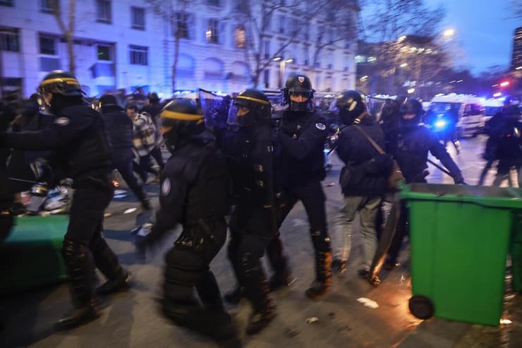 צרפת מהומות עימותים ב פריז אחרי נפילת הצבעת אי אמון ב ממשלה רפורמה פנסיה