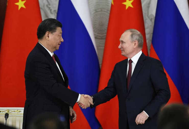 נשיא רוסיה ולדימיר פוטין בטקס חתימה עם נשיא סין שי ג'ינפינג בתום פסגה ב קרמלין 