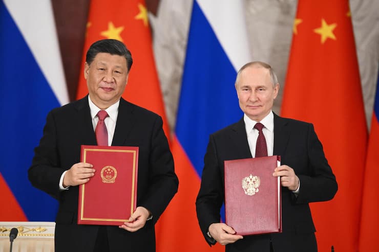 נשיא רוסיה ולדימיר פוטין בטקס חתימה עם נשיא סין שי ג'ינפינג בתום פסגה ב קרמלין 