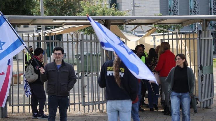 הפגנה מחוץ לכנס של משרד החינוך בהשתתפות יואב קיש בתל אביב