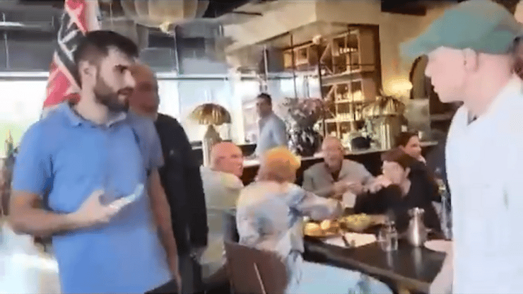 מחאה נגד שר הכלכלה והתעשייה ניר ברקת מהליכוד בבית קפה בחיפה