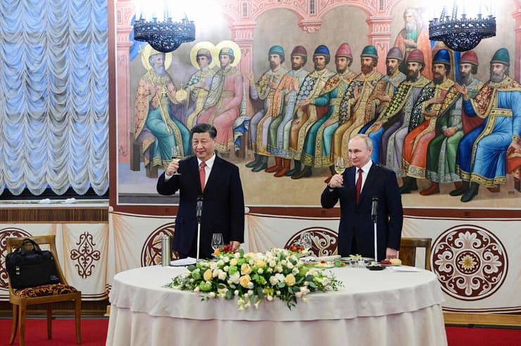 נשיא רוסיה ולדימיר פוטין בהרמת כוסית עם נשיא סין שי ג'ינפינג  ב קרמלין