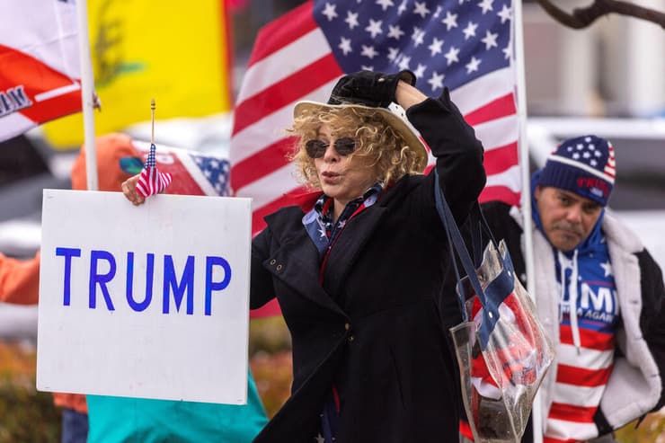 תומכים של דונלד טראמפ מפגינים על רקע כוונה להגיש נגדו כתב אישום ב קליפורניה לגונה הילס 21 במרץ