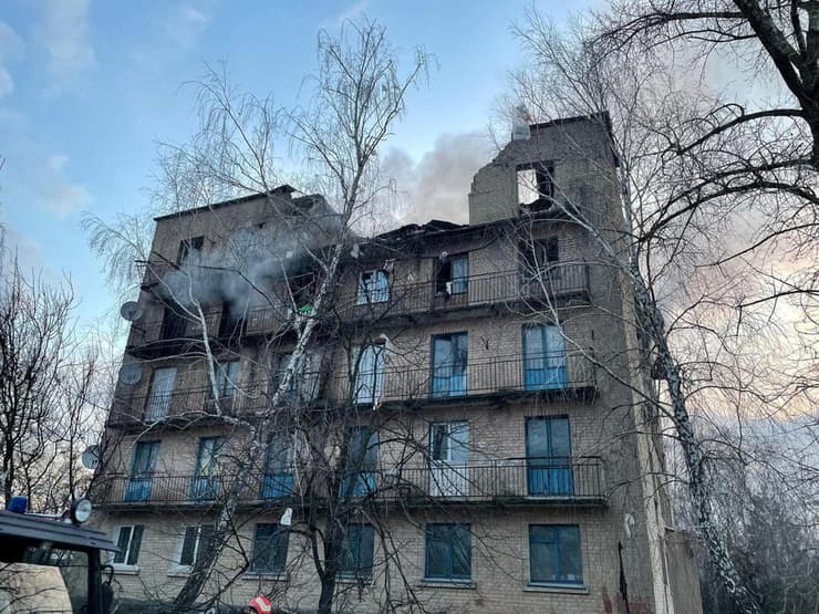 זירת פגיעה של מל"ט מתוצרת איראנית במתקפה של רוסיה נגד אוקראינה בעיר רזיישיב במחוז קייב
