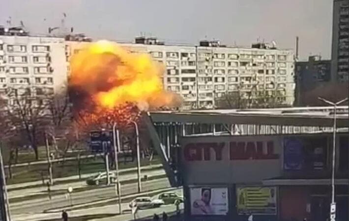 פגיעה של טיל בבניין ב זפוריז'יה בתיעוד שהפיץ נשיא אוקראינה וולודימיר זלנסקי מלחמה מול רוסיה
