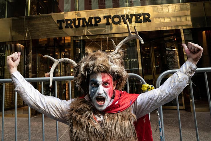 תומכים של דונלד טראמפ מפגינים על רקע כוונה להגיש נגדו כתב אישום ב  ניו יורק 21 במרץ