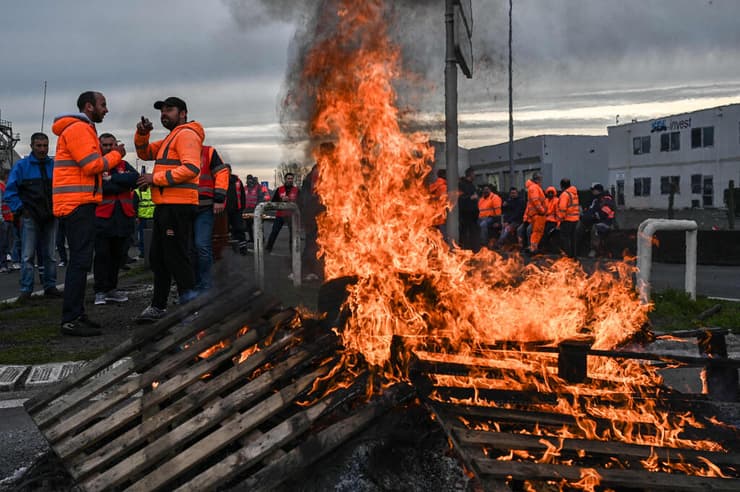 סוורים הפגנה בכניסה לנמל באזור בורדו צרפת מחאה על רפורמת ה פנסיה