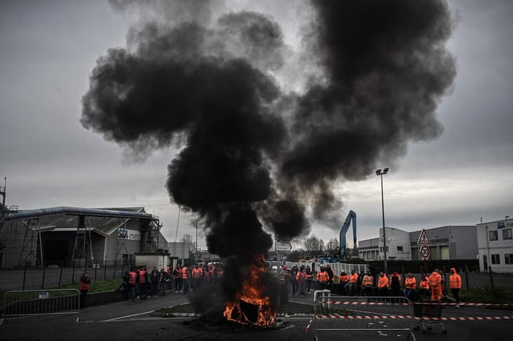 סוורים הפגנה בכניסה לנמל באזור בורדו צרפת מחאה על רפורמת ה פנסיה