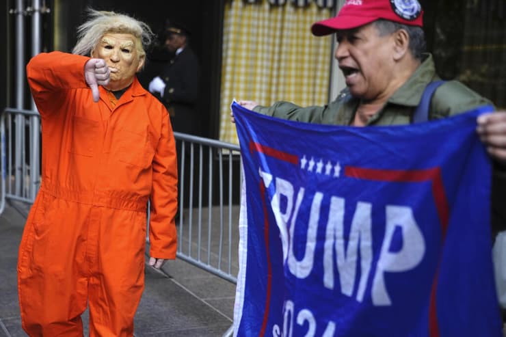 תומך טראמפ מול מתנגד שלו מפגינים ב ניו יורק 21 במרץ על רקע כוונה להגיש נגד הנשיא לשעבר אישום