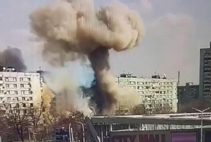 פגיעה של טיל בבניין ב זפוריז'יה בתיעוד שהפיץ נשיא אוקראינה וולודימיר זלנסקי מלחמה מול רוסיה