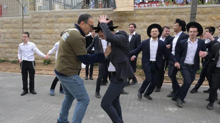 רוקדים מחוץ לביתו של אריה דרעי בירושלים