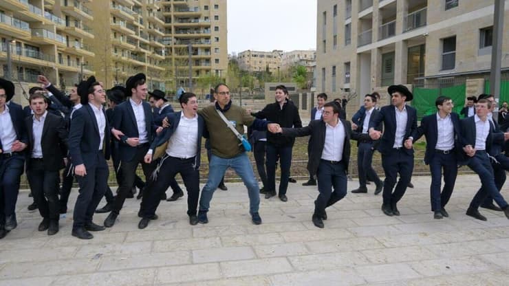 רוקדים מחוץ לביתו של אריה דרעי בירושלים