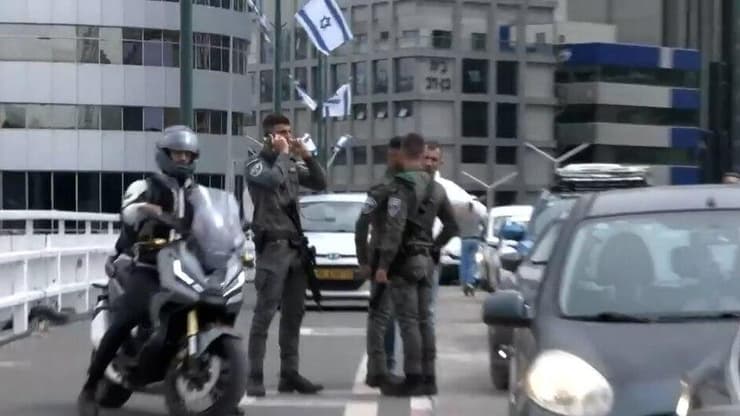 עימות בין מפגינים באיילון דרום תל אביב