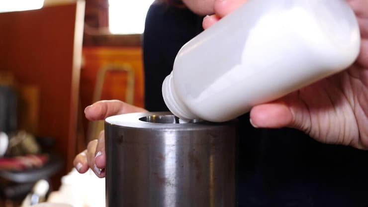 ליה ברוס יוצרת מוצרים יומיומיים ממלח בישול