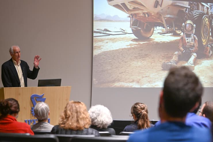 האסטרונאוט ג'ף הופמן בהרצאתו בטכניון