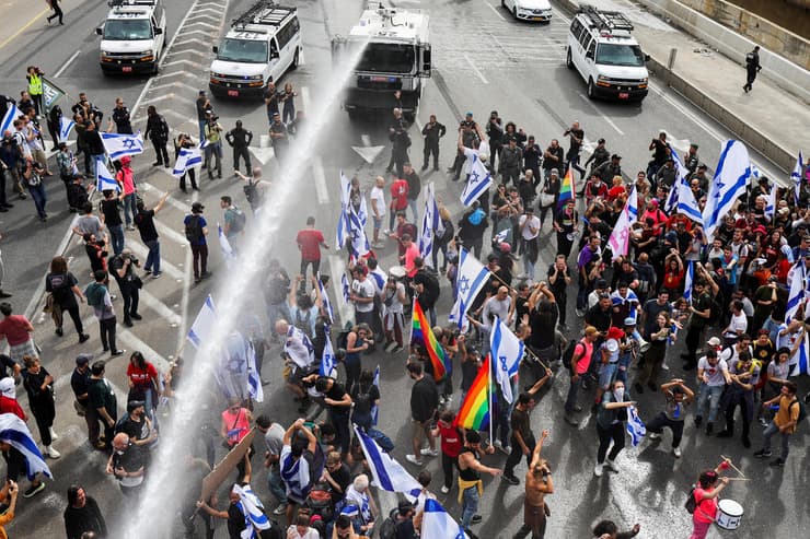 עימותים בין מפגינים לשוטרים בתל אביב