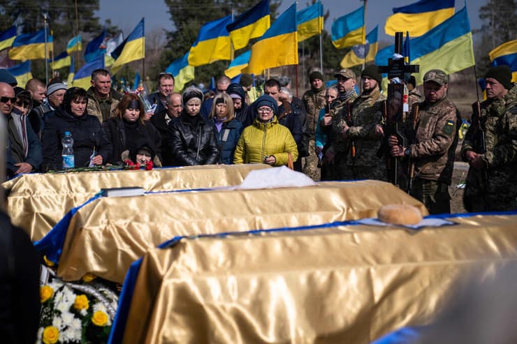 אוקראינה ארונות חיילים אוקראינים שנהרגו במלחמה מול רוסיה ב פולטבה