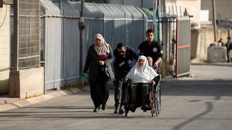 חייל צה"ל מאפשרים כניסה לפלסטינים בצום הרמדאן