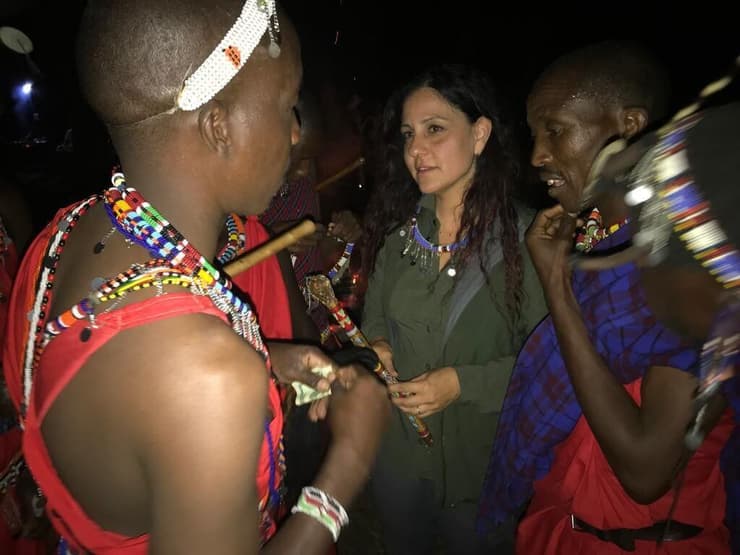 לד"ר ניקול בנג'מין פינק מראיינת חברי שבט בטקס מסאי בקניה