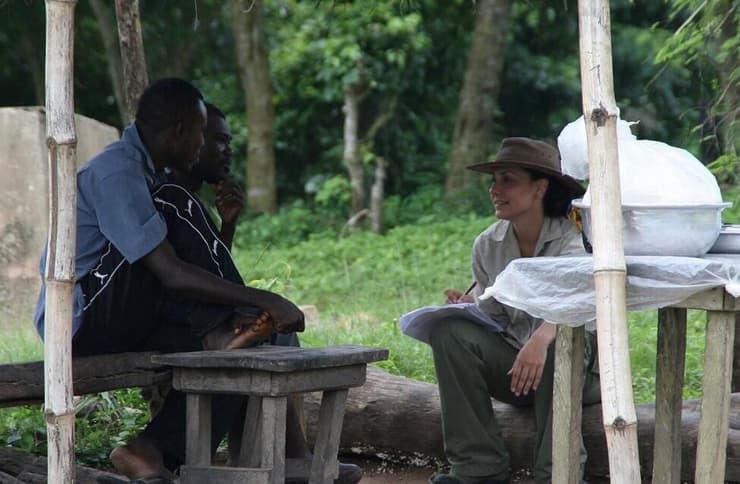 ד"ר ניקול בנג'מין פינק עם ציידים בגאנה