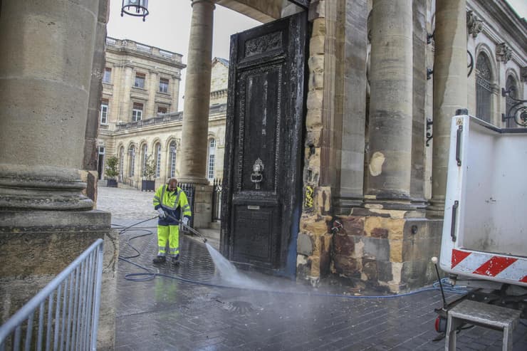 צרפת דלת הכניסה השרופה ל עיריית בורדו אחרי ש הוצתה מחאה רפורמה פנסיה