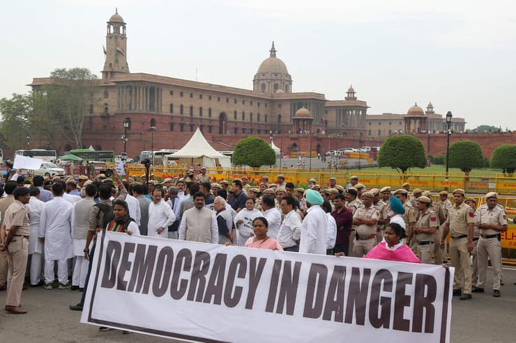 הודו צעדה למען מנהיג האופוזיציה רהול גנדי בעקבות הרחקתו מהפרלמנט ניו דלהי