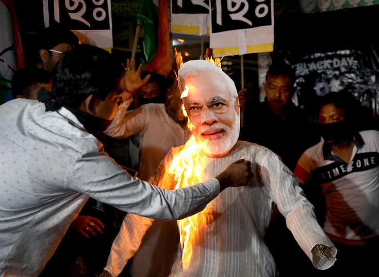 הודו תומכי מנהיג האופוזיציה רהול גנדי שורפים את דמותו של ראש הממשלה נרנדרה מודי